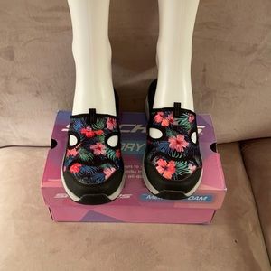 NIB Sketchers memory foam Sneakers